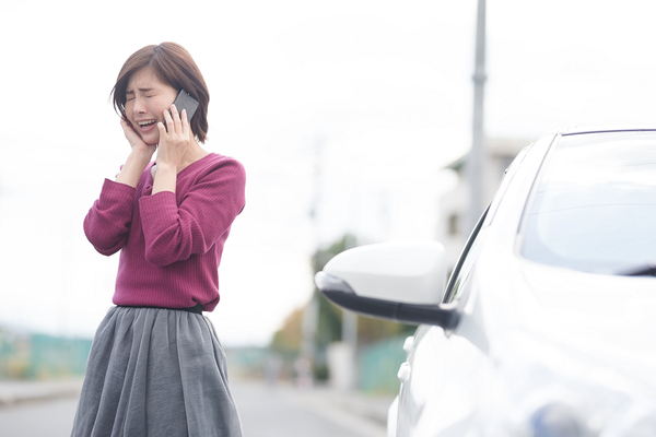 慌てて電話をする女性